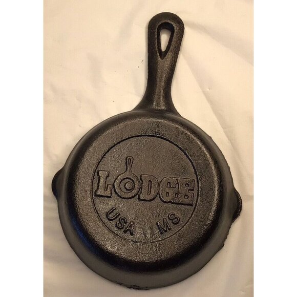 Lodge Mini Black Cast Iron Skillet Frying Pan Spoon Rest Cookware Ashtray - Picture 1 of 5